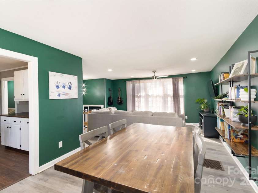 4000 Elizabeth Street, Hickory, NC 28601.  MLS# CAR4221110, YatesRealty ID 13689. Dining Room