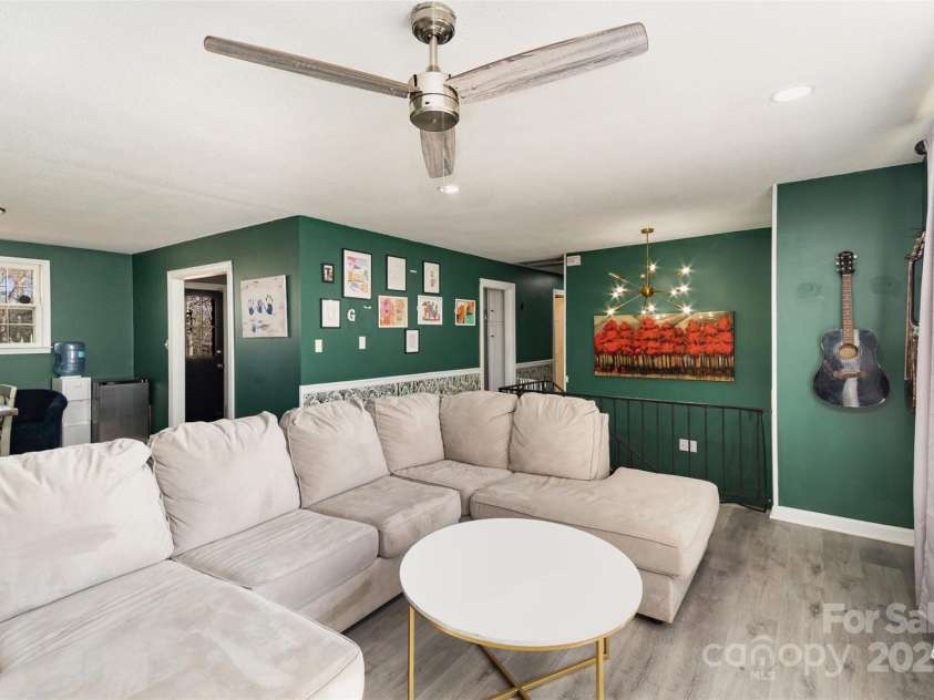 4000 Elizabeth Street, Hickory, NC 28601.  MLS# CAR4221110, YatesRealty ID 13689. Living Room