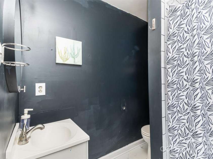 4000 Elizabeth Street, Hickory, NC 28601.  MLS# CAR4221110, YatesRealty ID 13689. Owner's bathroom