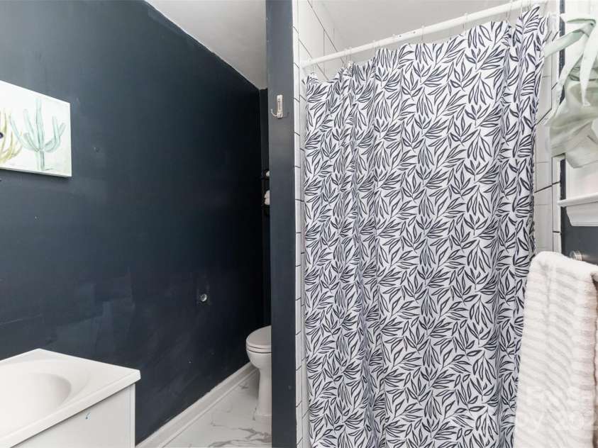 4000 Elizabeth Street, Hickory, NC 28601.  MLS# CAR4221110, YatesRealty ID 13689. Owner's bathroom