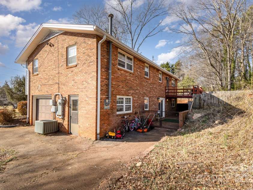 4000 Elizabeth Street, Hickory, NC 28601.  MLS# CAR4221110, YatesRealty ID 13689. Side facing garage