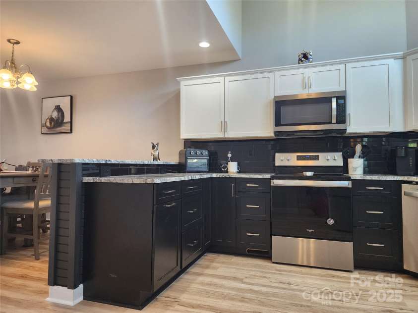 14522 Waterside Drive, Charlotte, NC 28278.  MLS# CAR4245359, YatesRealty ID 13691. 