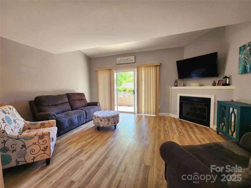 14522 Waterside Drive, Charlotte, NC 28278.  MLS# CAR4245359, YatesRealty ID 13691. 
