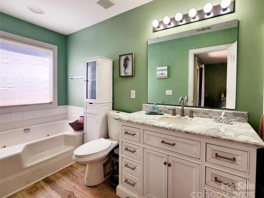 14522 Waterside Drive, Charlotte, NC 28278.  MLS# CAR4245359, YatesRealty ID 13691. 