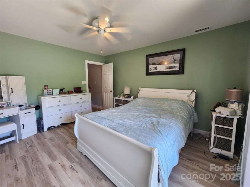 14522 Waterside Drive, Charlotte, NC 28278.  MLS# CAR4245359, YatesRealty ID 13691. 