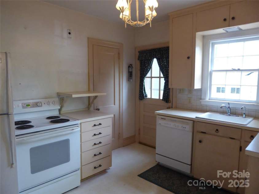2815 Glendale Road, Charlotte, NC 28209.  MLS# CAR4234414, YatesRealty ID 13694. 