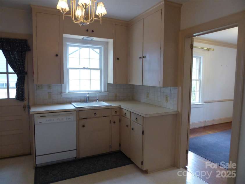 2815 Glendale Road, Charlotte, NC 28209.  MLS# CAR4234414, YatesRealty ID 13694. 