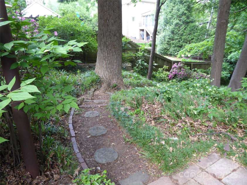 2815 Glendale Road, Charlotte, NC 28209.  MLS# CAR4234414, YatesRealty ID 13694. 