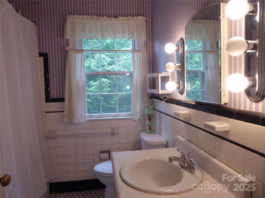 2815 Glendale Road, Charlotte, NC 28209.  MLS# CAR4234414, YatesRealty ID 13694. Full Bathroom on the main floor