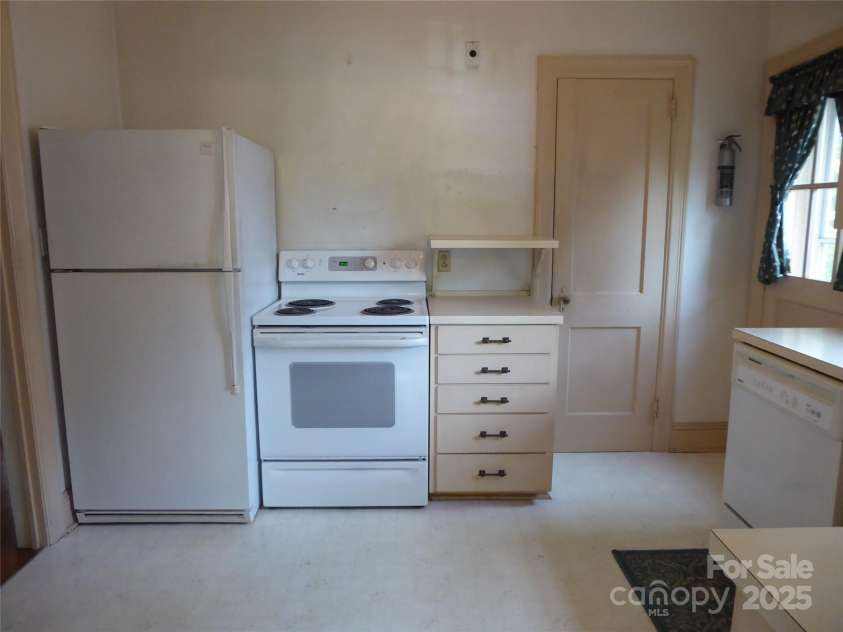 2815 Glendale Road, Charlotte, NC 28209.  MLS# CAR4234414, YatesRealty ID 13694. Kitchen