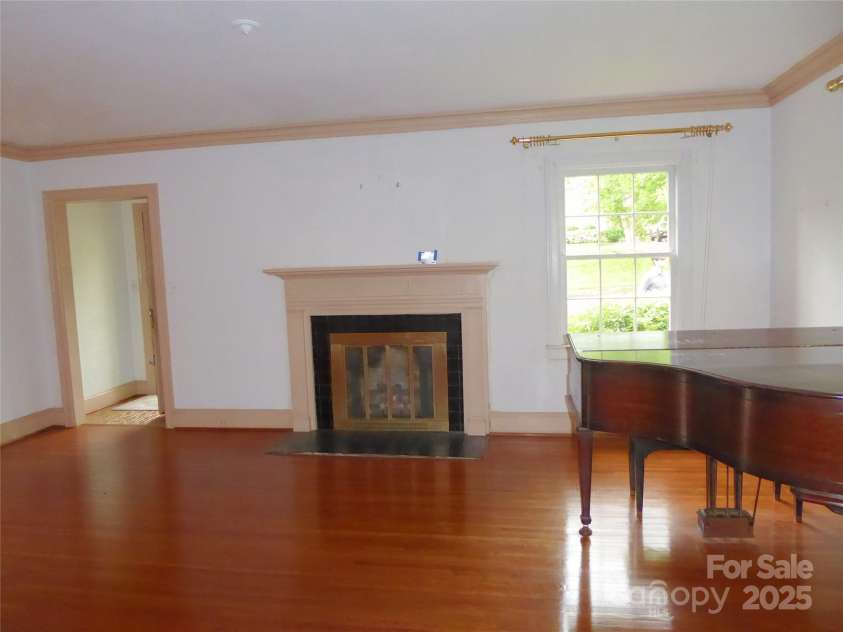 2815 Glendale Road, Charlotte, NC 28209.  MLS# CAR4234414, YatesRealty ID 13694. Living Room with gas log fireplace