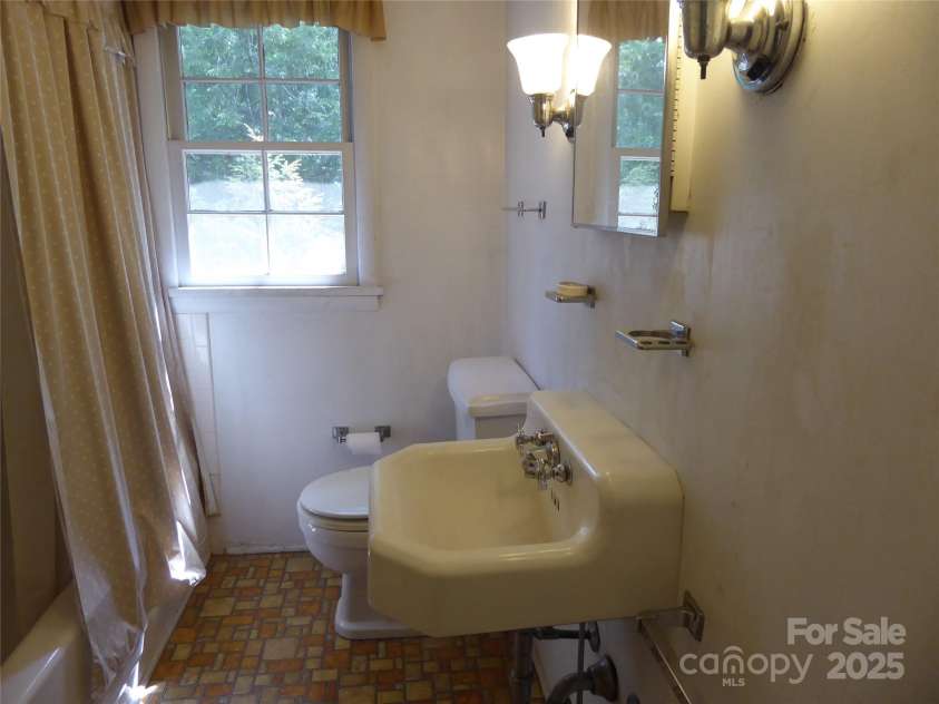 2815 Glendale Road, Charlotte, NC 28209.  MLS# CAR4234414, YatesRealty ID 13694. Upstairs Full Bathroom