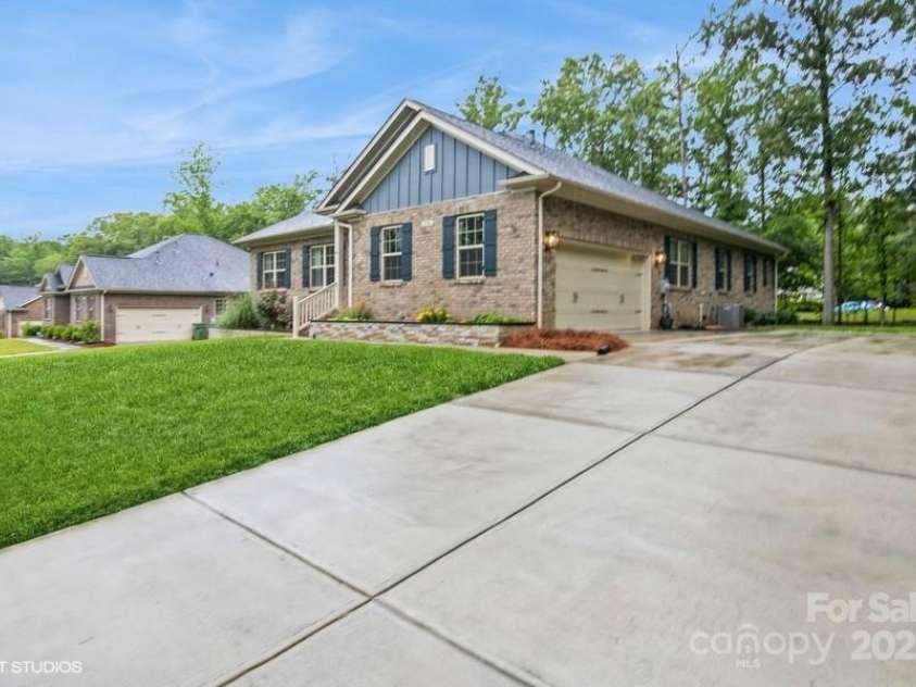 876 Hardin Street, Lancaster, SC 29720.  MLS# CAR4250525, YatesRealty ID 13696. 