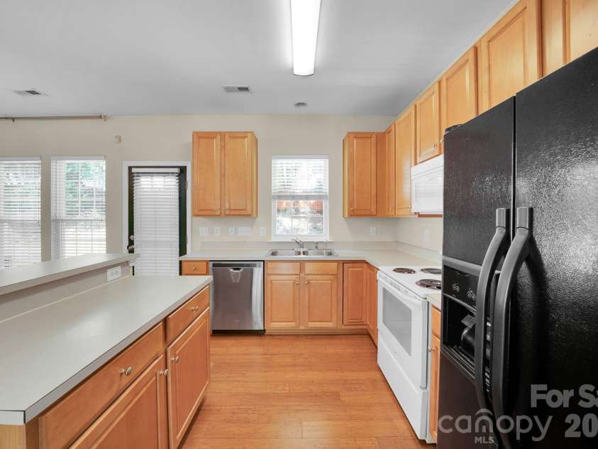 3917 Caliper Place, Fort Mill, SC 29708.  MLS# CAR4370765, YatesRealty ID 13699. Kitchen w/all appliances