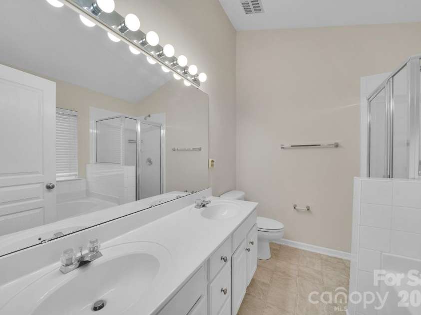 3917 Caliper Place, Fort Mill, SC 29708.  MLS# CAR4370765, YatesRealty ID 13699. Primary Bath with 2 sinks & Soaking Tub
