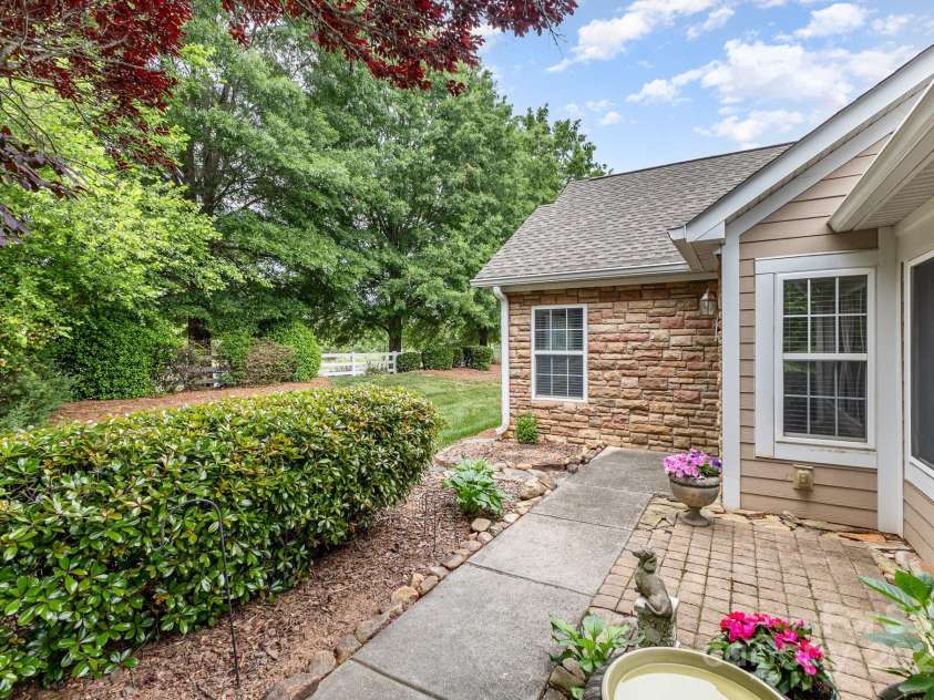 9013 Trellis Pointe Boulevard, Charlotte, NC 28227.  MLS# CAR4254997, YatesRealty ID 13699. 