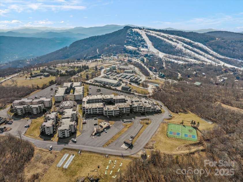 301 Pinnacle Inn Road, Beech Mountain, NC 28604.  MLS# CAR4210516, YatesRealty ID 137. Pinnacle Inn Resort - Beech Mountain