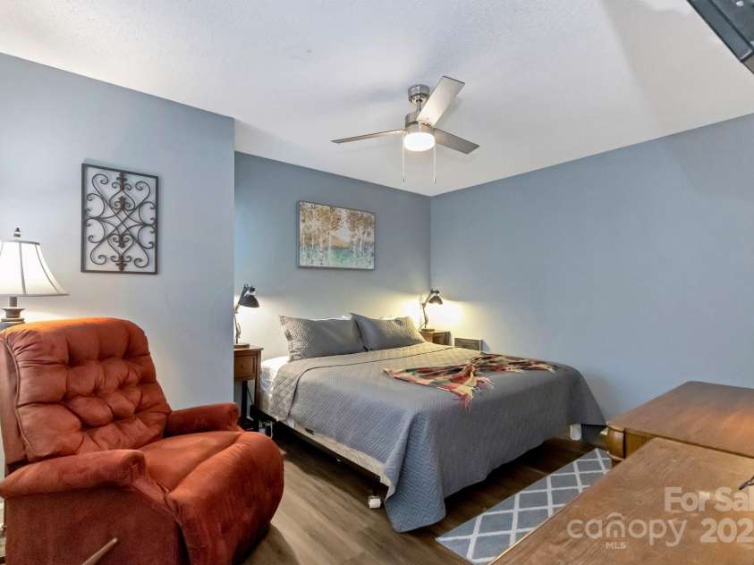 301 Pinnacle Inn Road, Beech Mountain, NC 28604.  MLS# CAR4210516, YatesRealty ID 137. Primary Bedroom