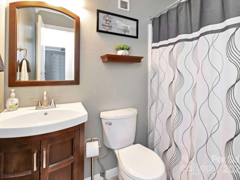 301 Pinnacle Inn Road, Beech Mountain, NC 28604.  MLS# CAR4275271, YatesRealty ID 137. Full Bathroom