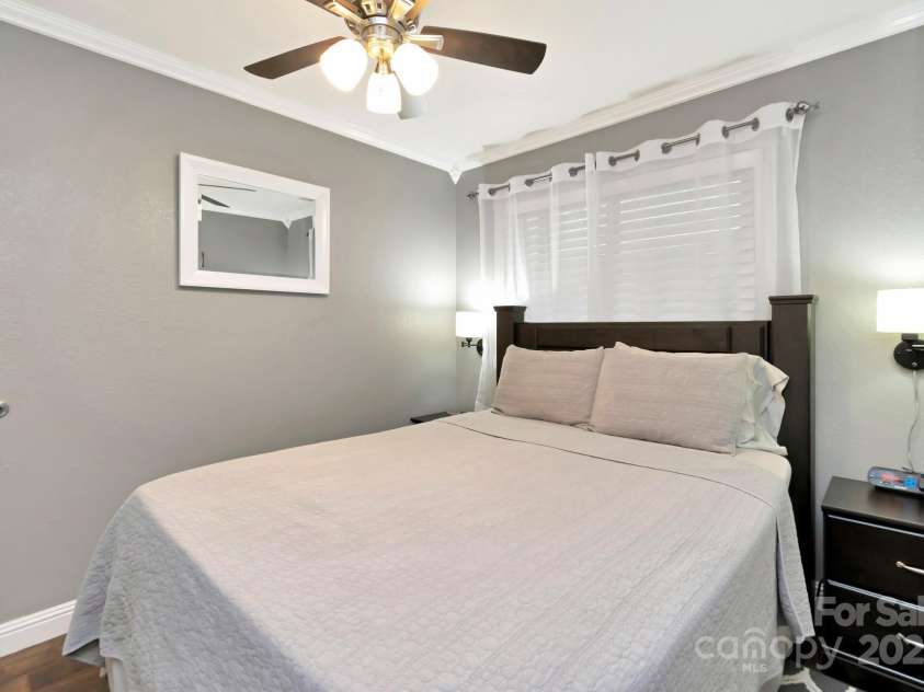 301 Pinnacle Inn Road, Beech Mountain, NC 28604.  MLS# CAR4275271, YatesRealty ID 137. Queen Bed