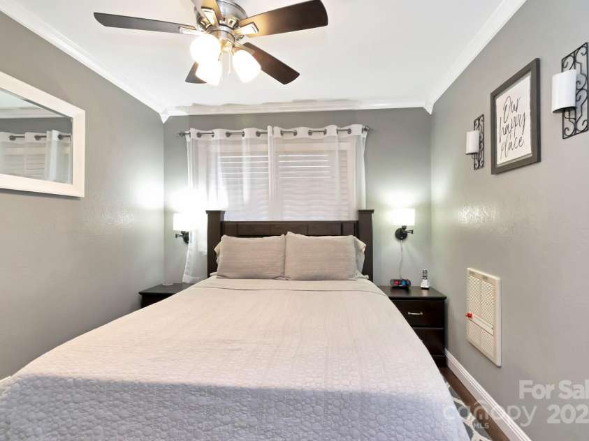 301 Pinnacle Inn Road, Beech Mountain, NC 28604.  MLS# CAR4275271, YatesRealty ID 137. Queen Bed