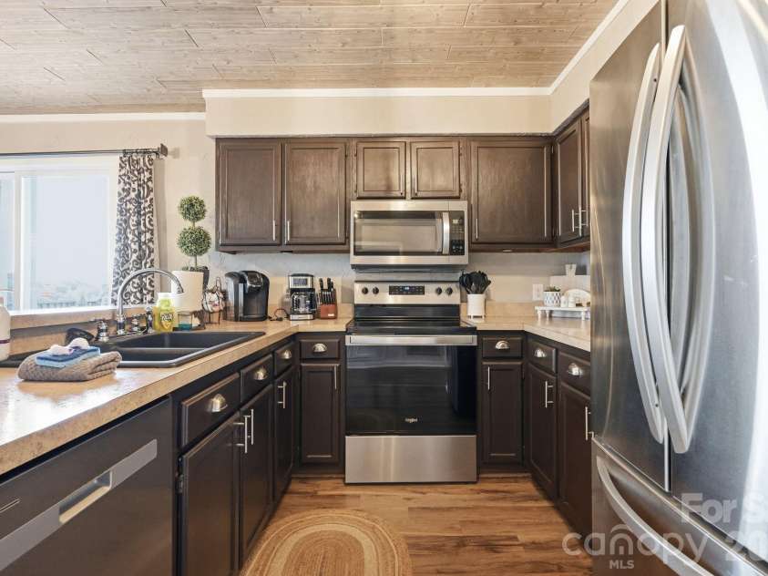301 Pinnacle Inn Road, Beech Mountain, NC 28604.  MLS# CAR4437178, YatesRealty ID 137. 