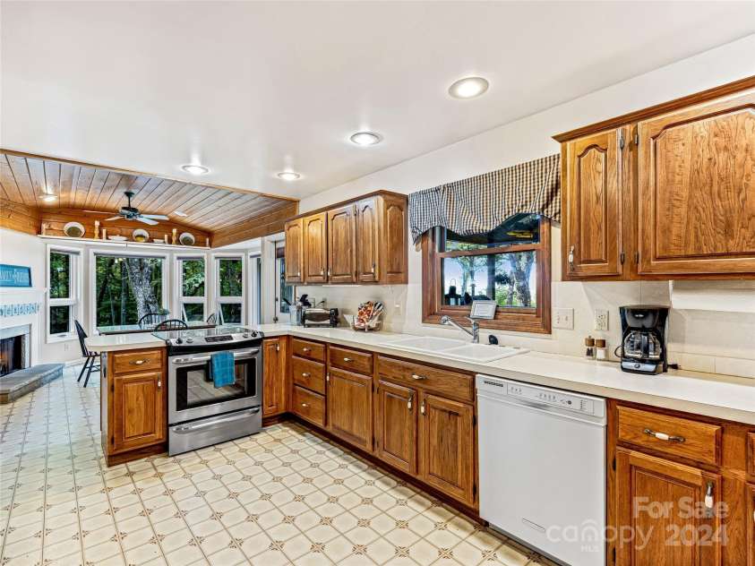 796 Hawk Mountain Road, Lake Toxaway, NC 28747.  MLS# CAR4158515, YatesRealty ID 137. 