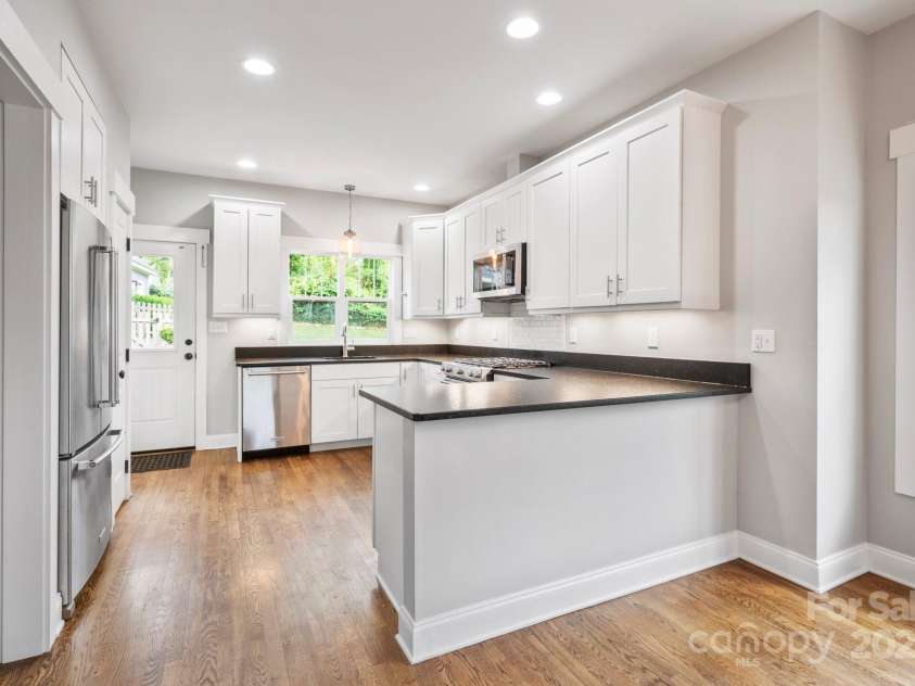 95 Beaver Drive, Asheville, NC 28804.  MLS# CAR4258303, YatesRealty ID 13700. Light-filled Eat-in Kitchen