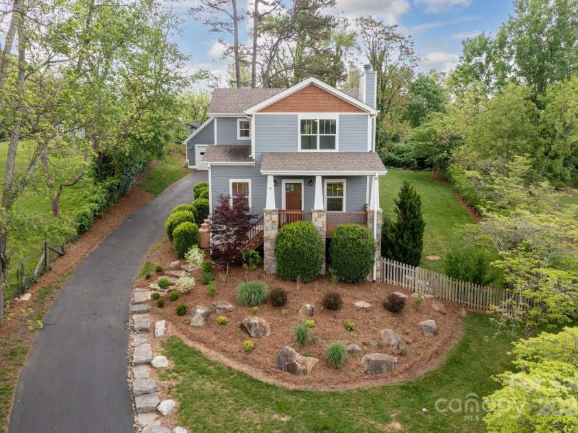 95 Beaver Drive, Asheville, NC 28804.  MLS# CAR4258303, YatesRealty ID 13700. North Asheville Hillside Retreat