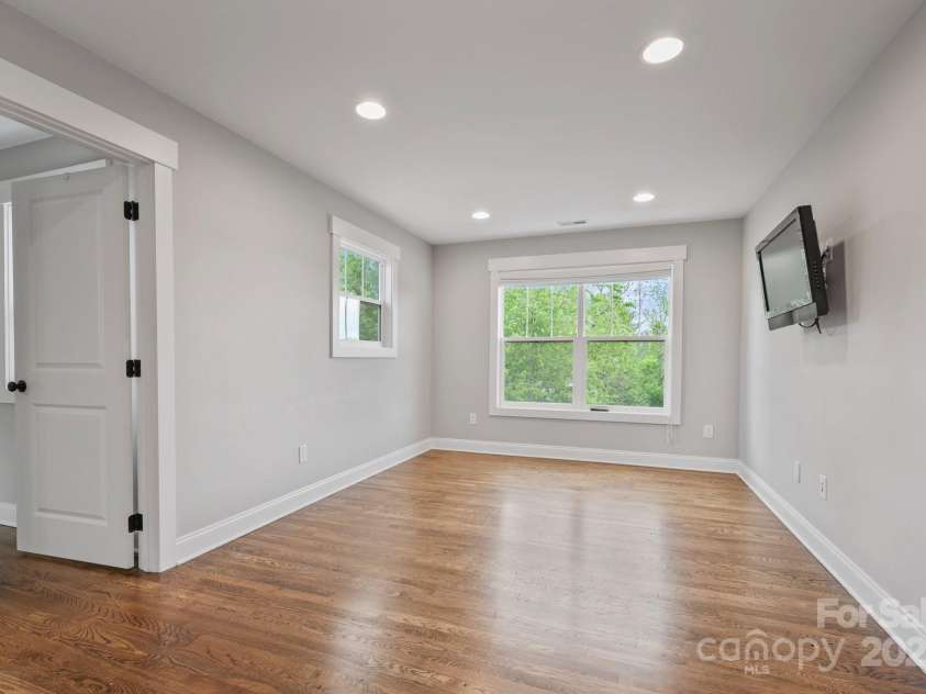 95 Beaver Drive, Asheville, NC 28804.  MLS# CAR4258303, YatesRealty ID 13700. Second Floor Family Room