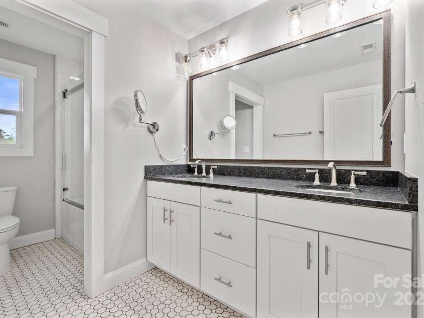 95 Beaver Drive, Asheville, NC 28804.  MLS# CAR4258303, YatesRealty ID 13700. Second Floor Full Bathroom