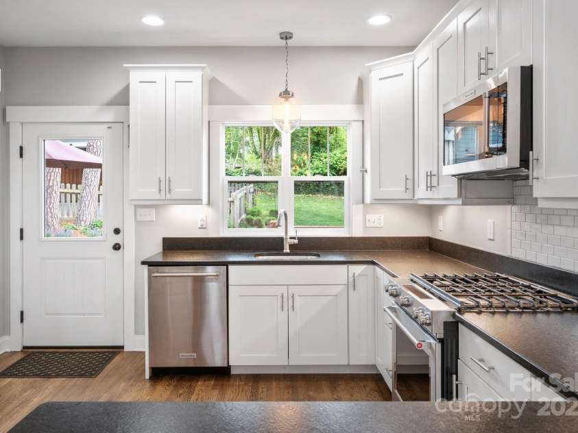 95 Beaver Drive, Asheville, NC 28804.  MLS# CAR4258303, YatesRealty ID 13700. Window Over Sink Has Backyard Views