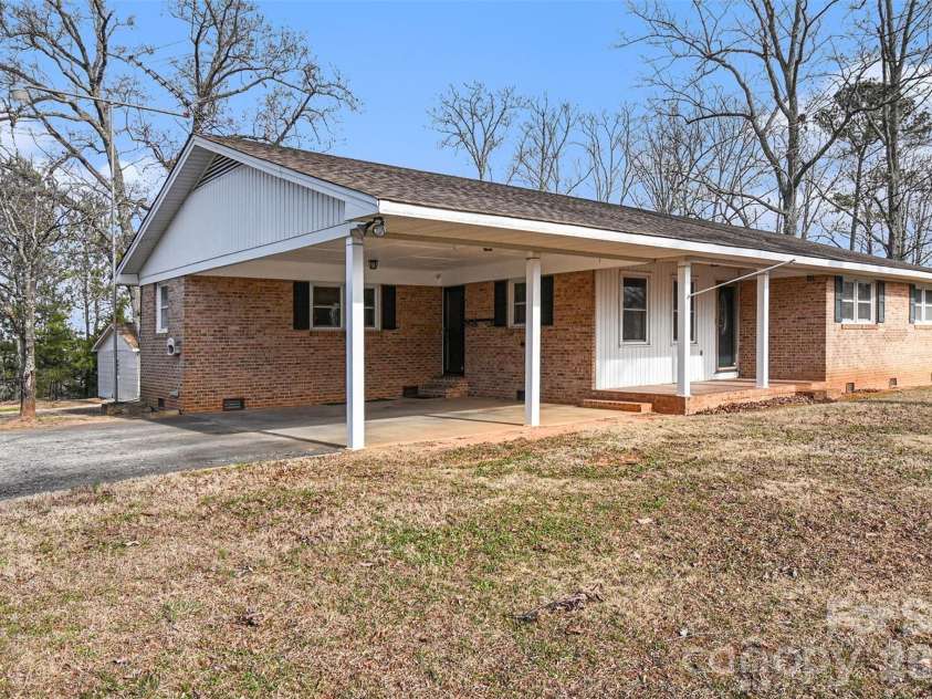 238 Lakeview Drive, Blacksburg, SC 29702.  MLS# CAR4338357, YatesRealty ID 13701. 