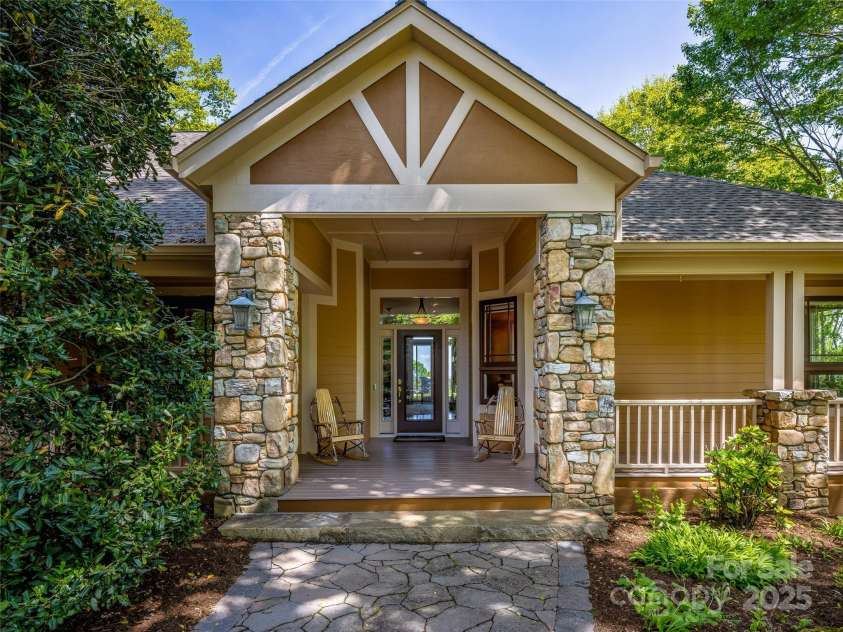 543 Hagen Drive, Hendersonville, NC 28739.  MLS# CAR4252994, YatesRealty ID 13702. 