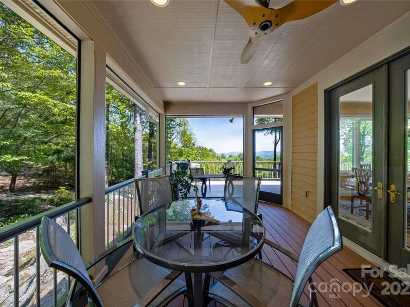 543 Hagen Drive, Hendersonville, NC 28739.  MLS# CAR4252994, YatesRealty ID 13702. 