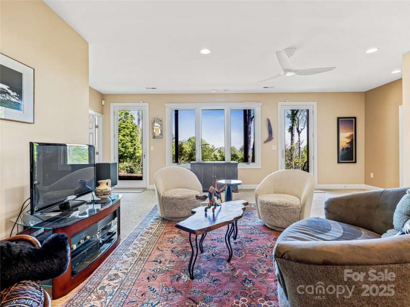 543 Hagen Drive, Hendersonville, NC 28739.  MLS# CAR4252994, YatesRealty ID 13702. 