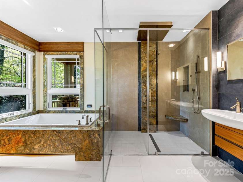 543 Hagen Drive, Hendersonville, NC 28739.  MLS# CAR4252994, YatesRealty ID 13702. 