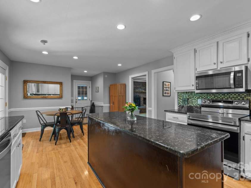 208 Devonport Drive, Weddington, NC 28104.  MLS# CAR4249631, YatesRealty ID 13703. Eat in kitchen