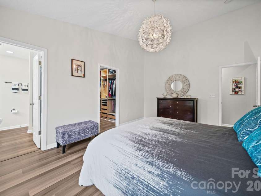 8409 Ewen Circle, Charlotte, NC 28269.  MLS# CAR4369850, YatesRealty ID 13705. 