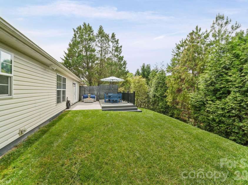 8409 Ewen Circle, Charlotte, NC 28269.  MLS# CAR4369850, YatesRealty ID 13705. 