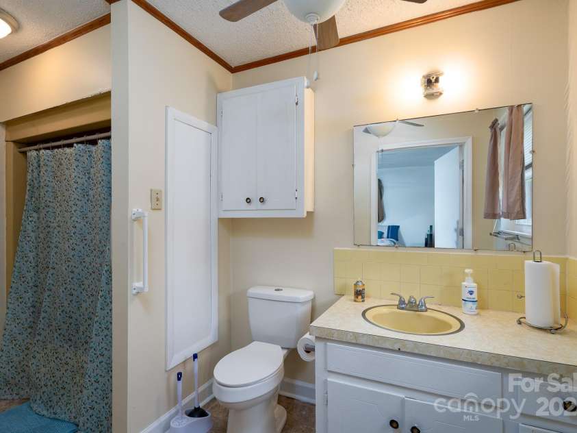 40359 Barnhardt Road, New London, NC 28127.  MLS# CAR4235032, YatesRealty ID 13706. Main Bathroom