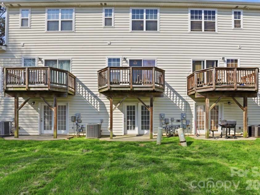 2814 Avalon Loop Road, Charlotte, NC 28269.  MLS# CAR4360934, YatesRealty ID 13707. 