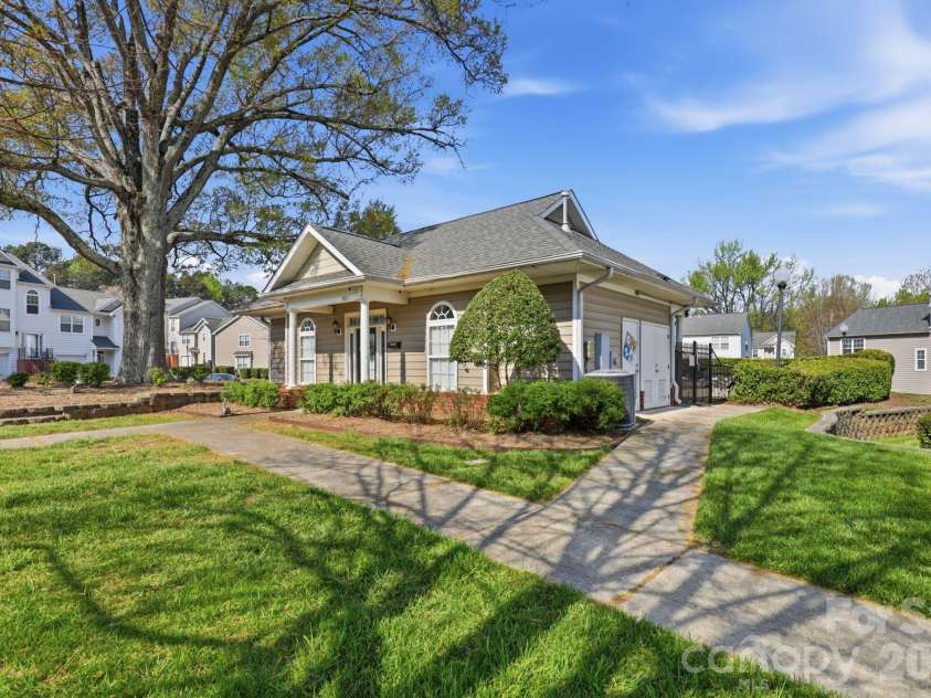 2814 Avalon Loop Road, Charlotte, NC 28269.  MLS# CAR4360934, YatesRealty ID 13707. 