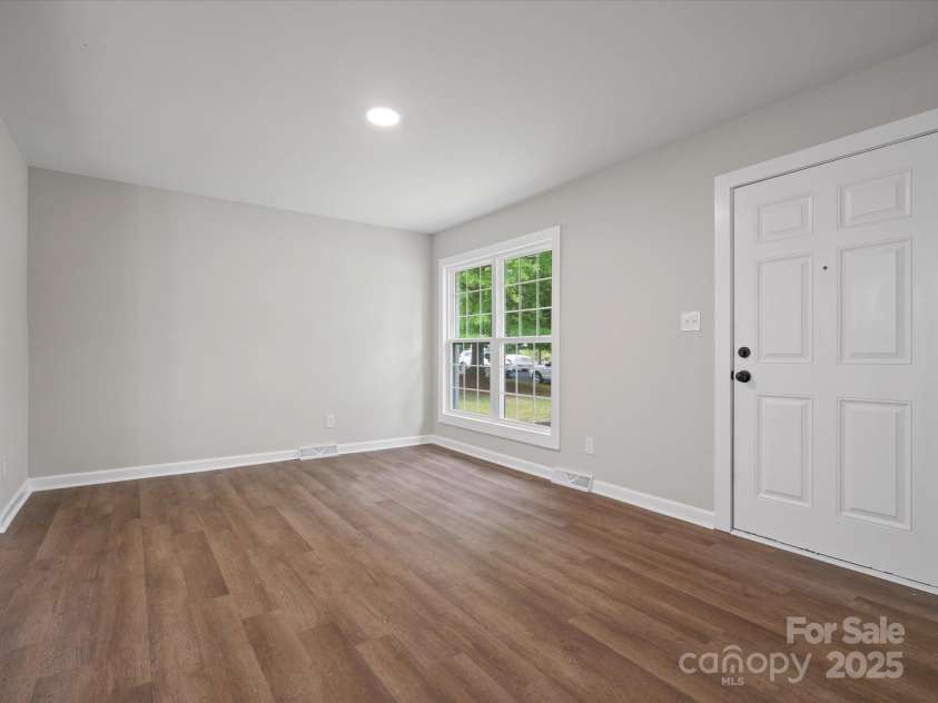 5316 Rupert Lane, Charlotte, NC 28215.  MLS# CAR4235665, YatesRealty ID 13709. 
