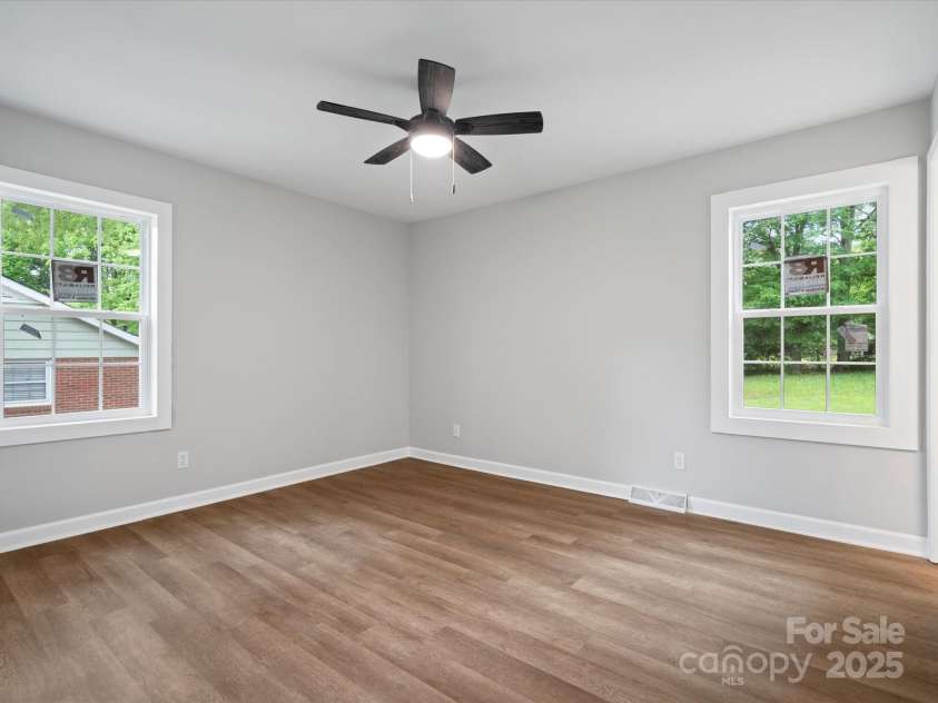 5316 Rupert Lane, Charlotte, NC 28215.  MLS# CAR4235665, YatesRealty ID 13709. 