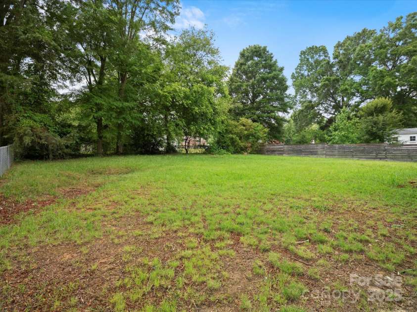 5316 Rupert Lane, Charlotte, NC 28215.  MLS# CAR4235665, YatesRealty ID 13709. 