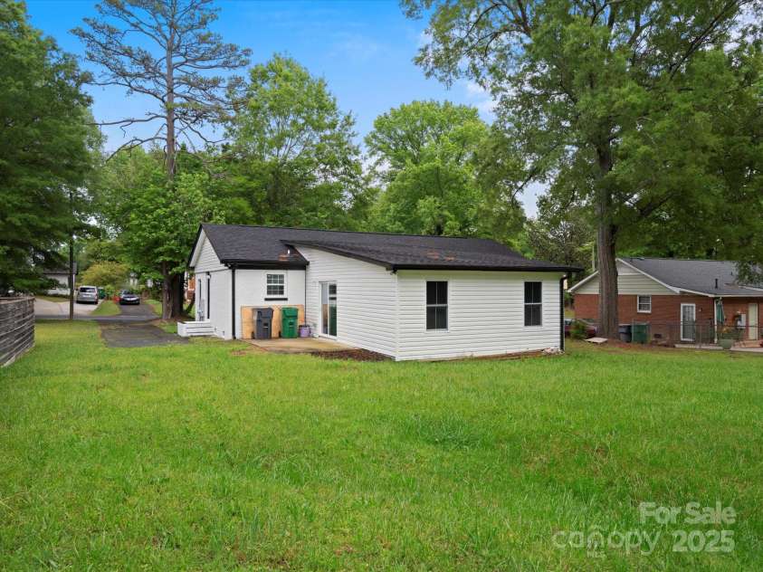 5316 Rupert Lane, Charlotte, NC 28215.  MLS# CAR4235665, YatesRealty ID 13709. 