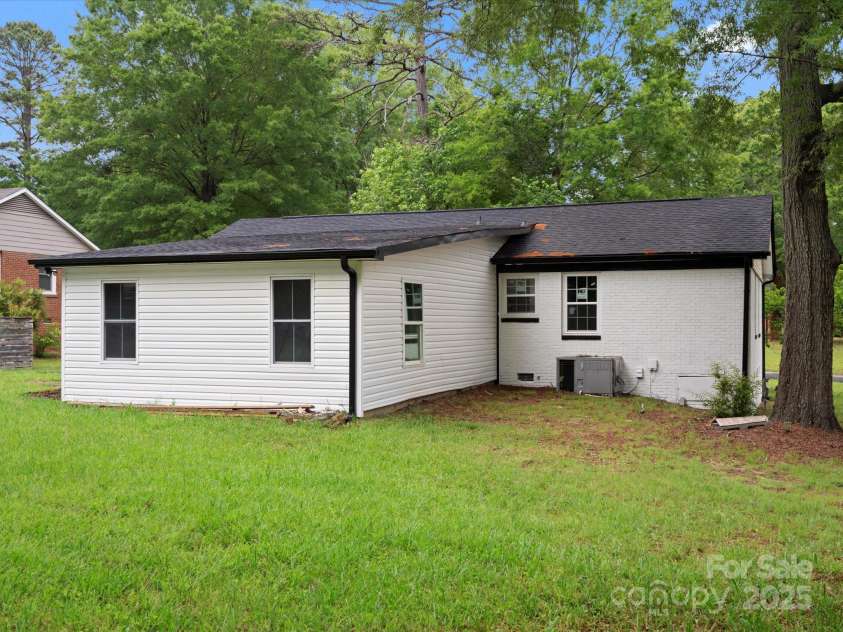 5316 Rupert Lane, Charlotte, NC 28215.  MLS# CAR4235665, YatesRealty ID 13709. 