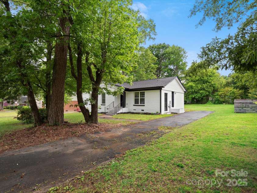 5316 Rupert Lane, Charlotte, NC 28215.  MLS# CAR4235665, YatesRealty ID 13709. 