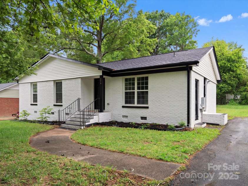 5316 Rupert Lane, Charlotte, NC 28215.  MLS# CAR4235665, YatesRealty ID 13709. 